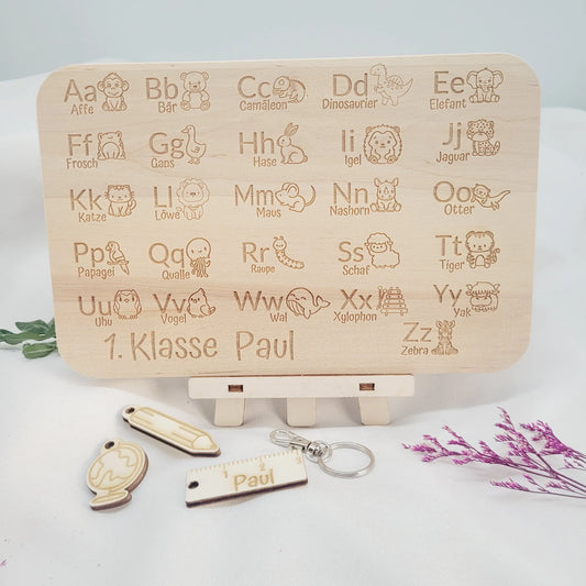 Frühstücksbretthen aus Birkenholz mit Buchstaben und Tierzeichnungen. Zur EInschulung ein schönes Geschenk für den Schüler mit Namen personalisiert.