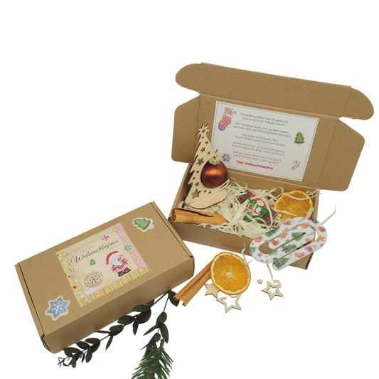 Wichtelbox für Arbeitskollegen mit Mini-Tannenbaum aus Holz, Weihnachtskugel, Schokolade, Zimtstange, Orangenscheibe und Deko – Weihnachtsgeschenk von Funnybake