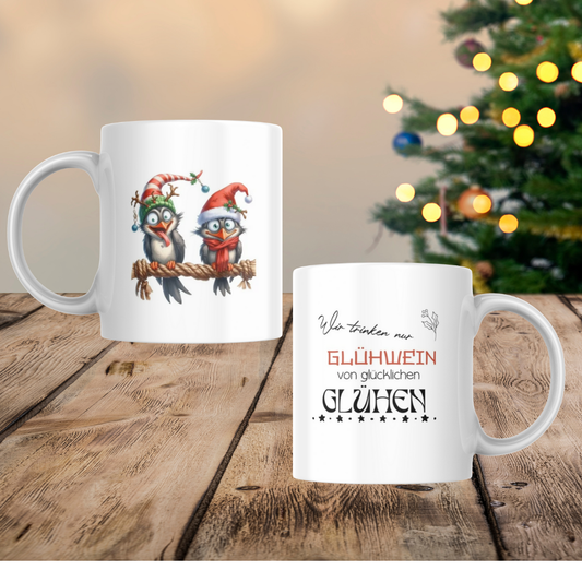 Weihnachtstasse mit Spruch „Wir trinken nur Glühwein von glücklichen Glühen“ und zwei lustigen Weihnachtsvögeln mit Mütze – Keramiktasse 330 ml, Geschenkidee Weihnachten, Glühwein-Tasse