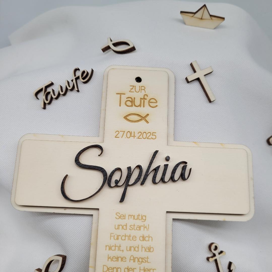 Holzkreuz zur Taufe mit Name und Datum