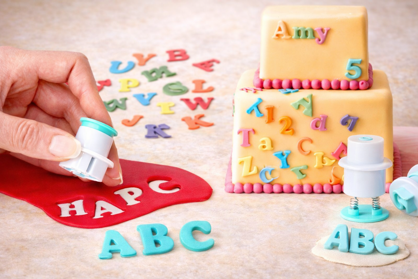 Anwendung der Ausstecher Buchstaben A–Z mit Auswerfer zum Ausstechen von Fondant und Teig