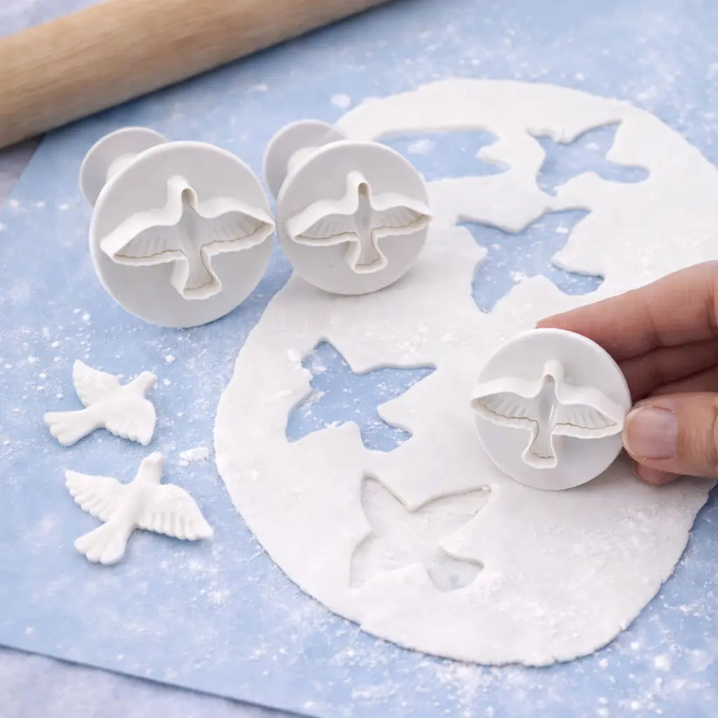 Geprägte Fondanttauben mit leicht nach oben gebogenen Flügeln, hergestellt mit Tauben-Ausstechern