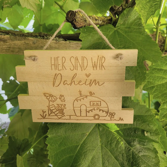 Türschild Tafel - Hier sind wir Daheim. - Funny Bake