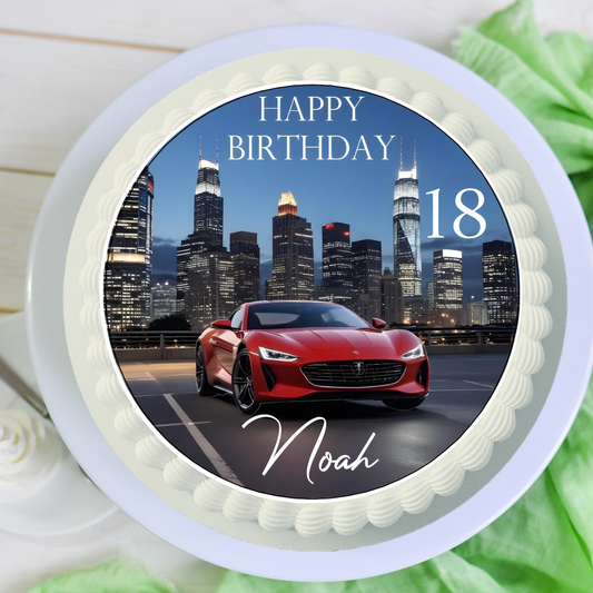 Runder essbarer Tortenaufleger (ca. 20 cm) mit rotem Sportwagen vor nächtlicher Skyline, Aufschrift „Happy Birthday“ – Name und Zahl individuell wählbar.
