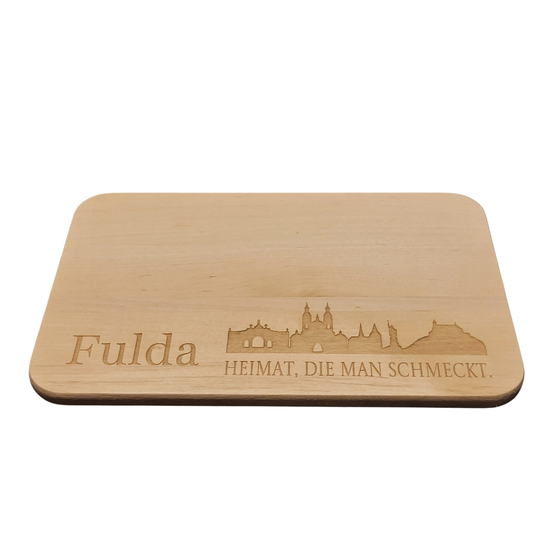 Frühstücksbrett aus Birkenholz mit gravierter Silhouette von Fulda und Schriftzug Heimat, die man schmeckt