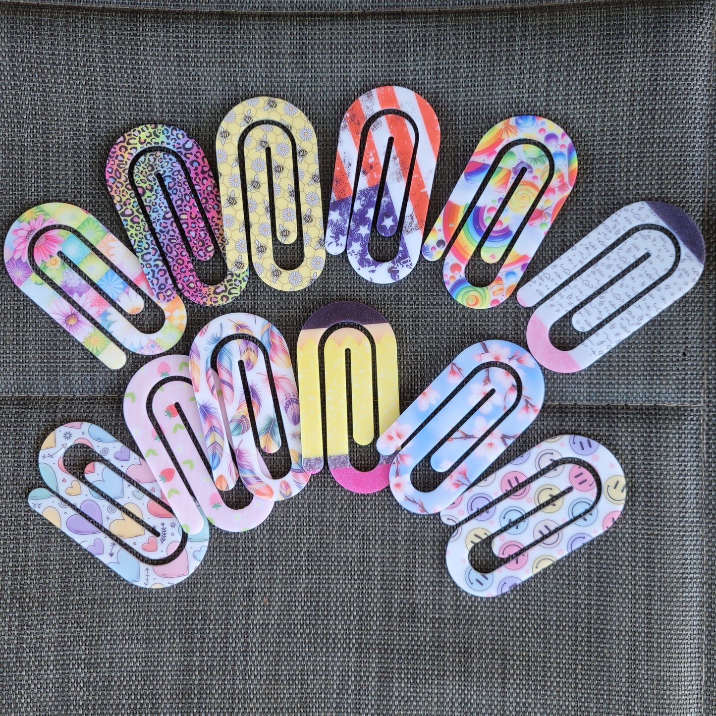 Jumbo-Bueroklammer-bunt-Schulanfang-Acryl-Geschenk-Buero-Lesezeichen-10cm-5cm-14Motive-wichtelgeschenk-Leseanfaenger-Schulanfänger