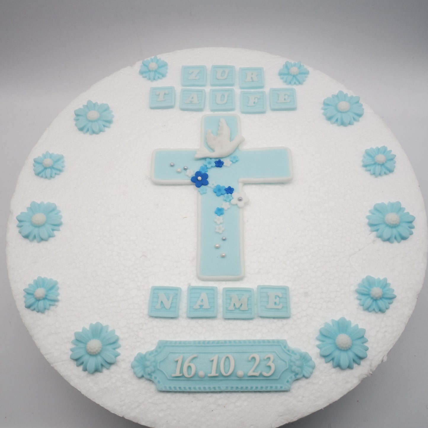 Tortendeko-Zuckerdeko-essbar-Kommunion-kreuz-schrift-Datum-Name-Zuckerblumen