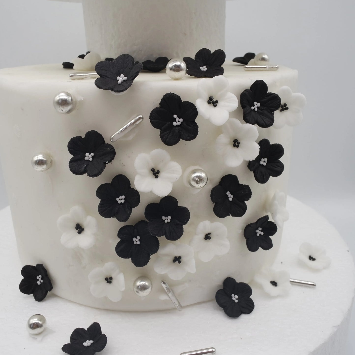 Essbare Blüten handgemacht schwarz / weiss gothic - Funny Bake