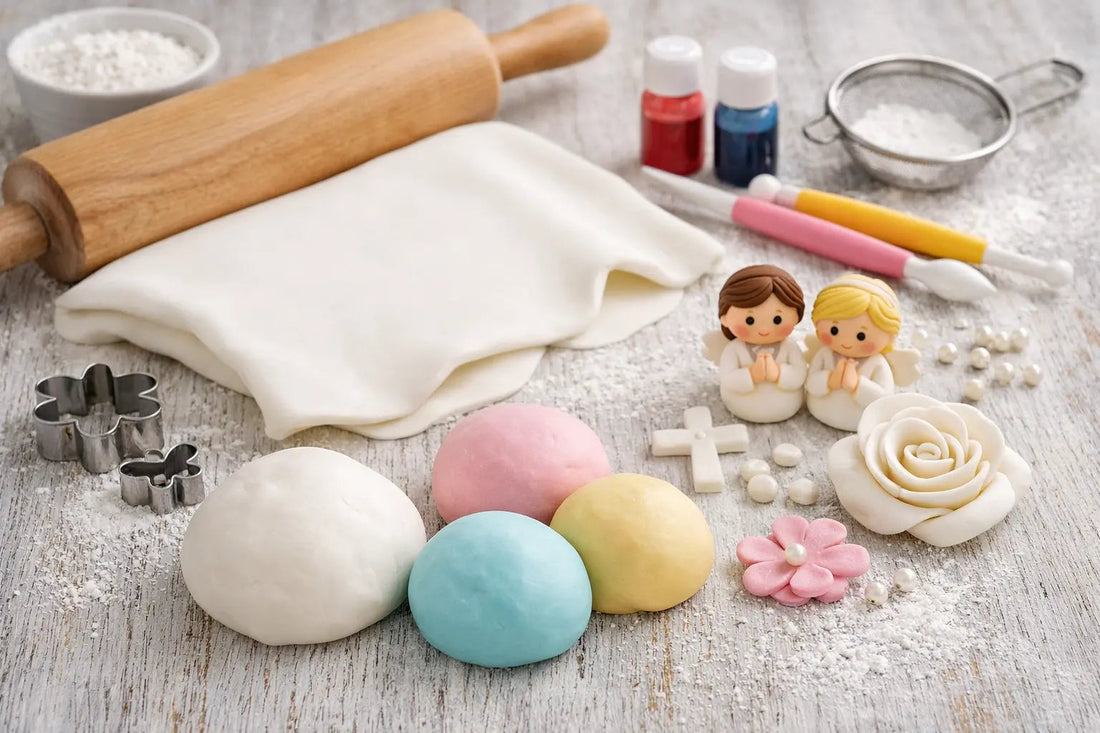 Fondant Tortendekoration – ausgerollter Fondant mit Werkzeugen und dekorativen Elementen zur Tortengestaltung