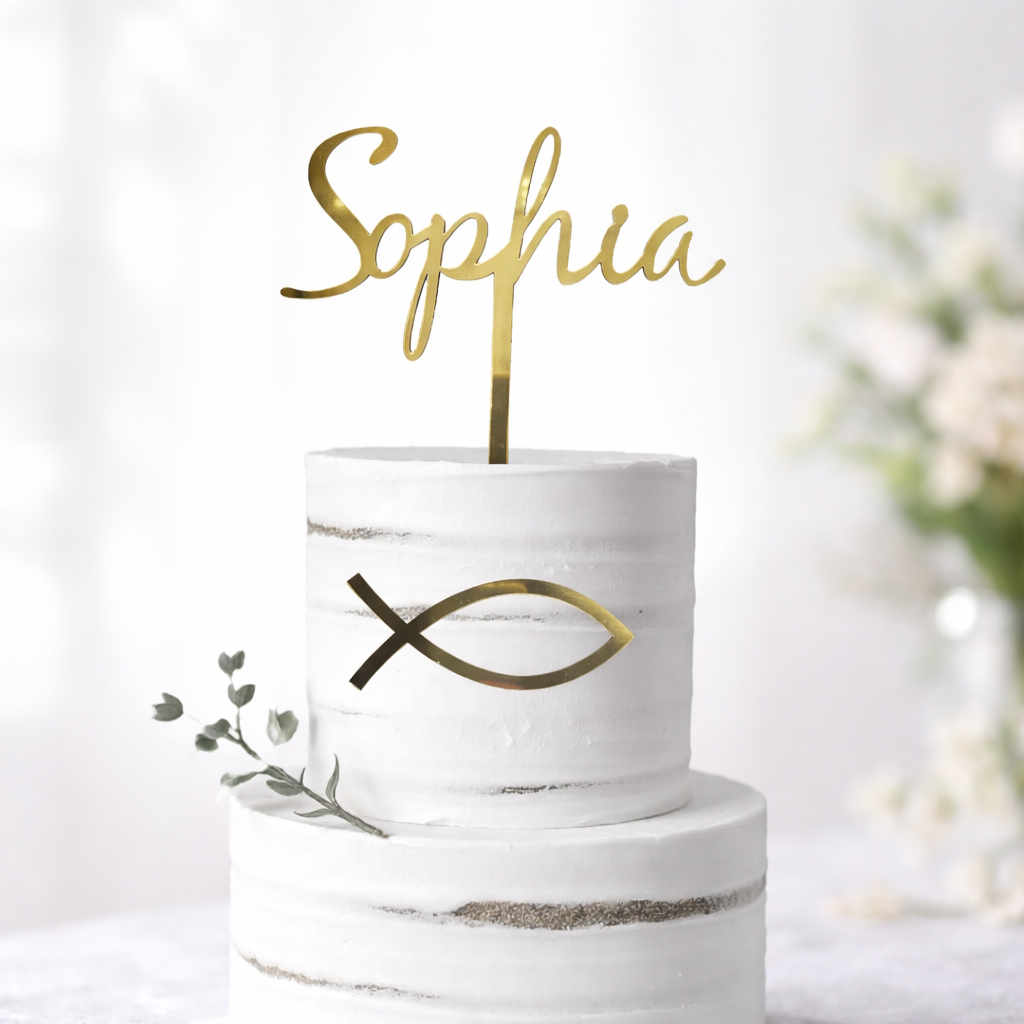 Personalisierter Tortenstecker mit Name aus goldfarbenem Acryl für Taufe und Kommunion auf weißer Torte