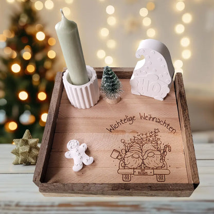weihnachtliches holztablett aus klötzchenstäben 18x18 cm mit Gravur wichtelige weihnachten, dekoriert mit kerze, baum wichtel aus gips