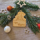 weihnachtlicher baumschmuck geschenkanhänger aus holz.6x5.5cm mit wichtelmotiv und personalisiert mit namen
