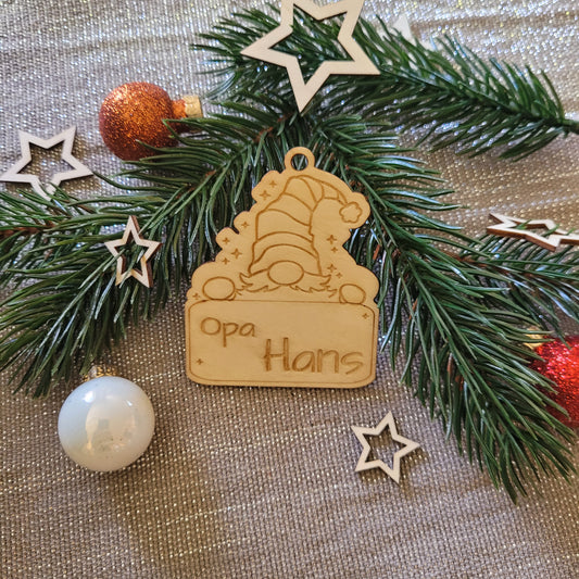 weihnachtlicher baumschmuck geschenkanhänger aus holz.6x5.5cm mit wichtelmotiv und personalisiert mit namen