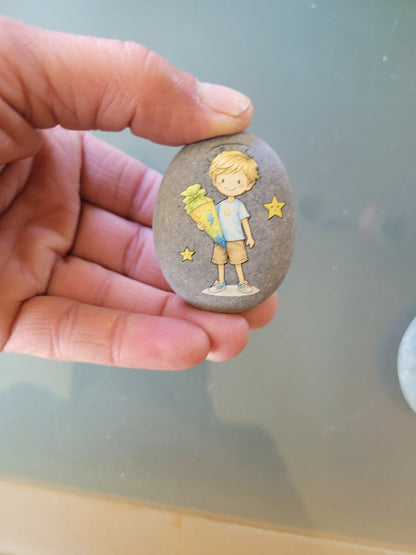 Glückstein Einschulung Mädchen mit Schultüte bemalt