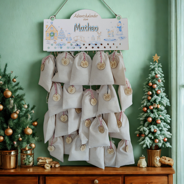 DIY adventskalender personalisiert mit name – holzplatte mit winterlichem motiv, jutebeuteln und Holzzahlen – nachhaltige weihnachtsdeko