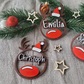 personalisierter weihnachtsanhänger aus holz in rentierform mit roter nase, weihnachtsmütze und wunschnamen – handgemacht als geschenkanhänger oder baumschmuck