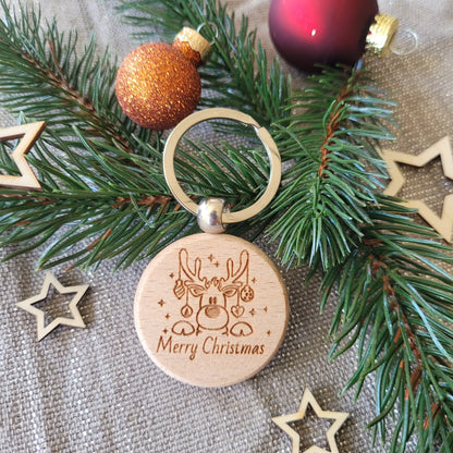 Holz-Schlüsselanhänger Merry Christmas, rund 4 cm, mit graviertem Rentier-Motiv und stabilem Metallring, Weihnachtsgeschenkidee.