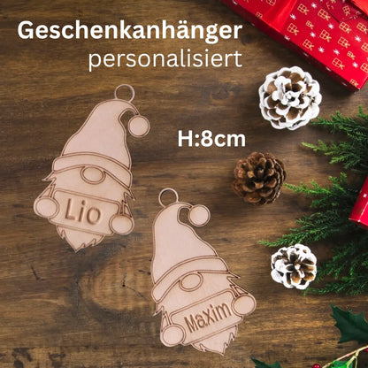 Personalisierter Holzanhänger im Wichtel-Design, 8 cm hoch, mit Namensgravur – ideal als Geschenkanhänger, Christbaumschmuck oder Weihnachtsdeko.