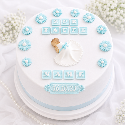Tauftorte mit essbarem Fondant-Komplettset – Baby im Taufkleid, Fondantblumen, Name und Datum in hellblau