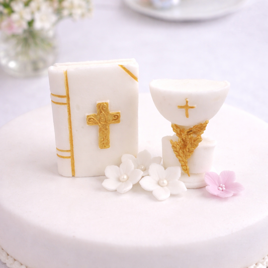 Bibel & Kelch aus Fondant – essbare Tortendekoration zur Kommunion