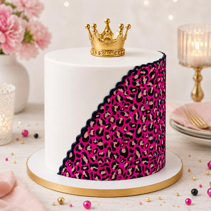 Torte mit essbarem Leopard-Muster pink auf weisser Fondanttorte mit goldener Krone – Girls Look Geburtstag
