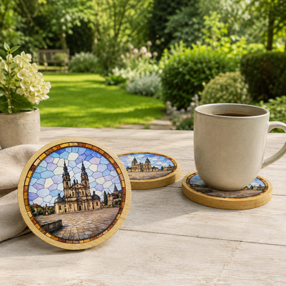 Bambus-Untersetzer Fulda Dom Herbst auf Gartentisch mit Tasse, Buntglasmosaik-Motiv (KI-generiertes Bild)