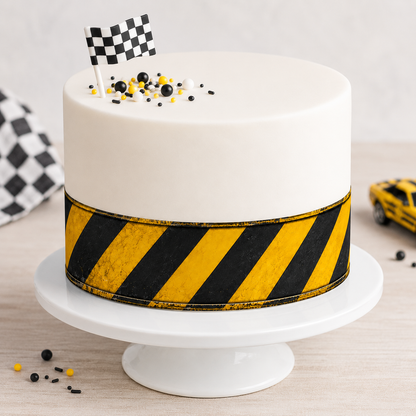 Tortenband Baustellen-Absperrband gelb-schwarz auf weißer Fondanttorte – KI