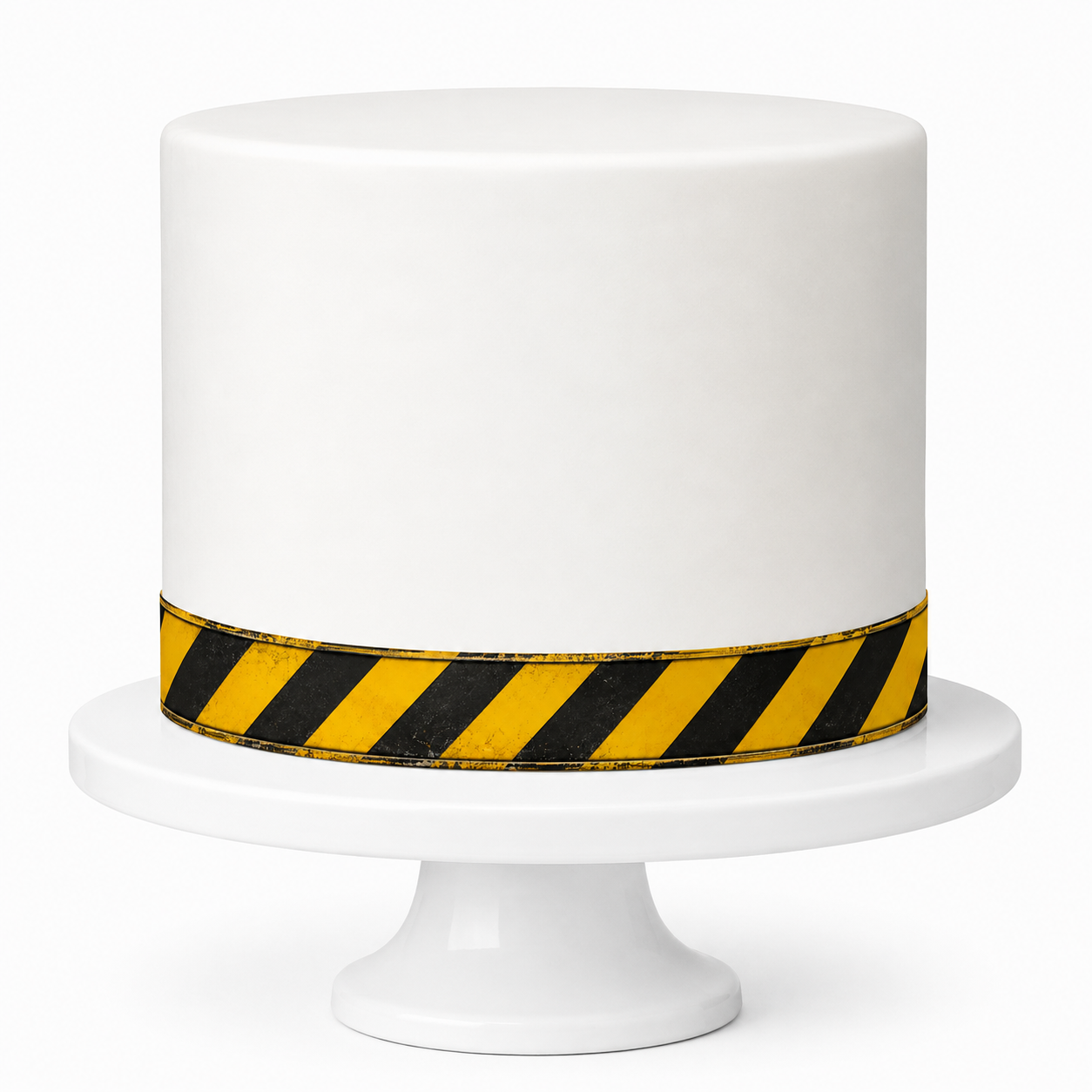 Weiße Fondanttorte mit essbarem Baustellen-Absperrband gelb-schwarz – KI