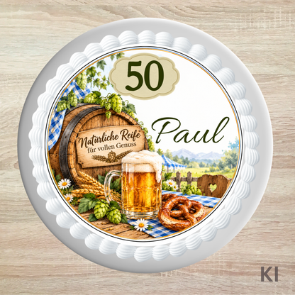 Tortenaufleger zum 50. Geburtstag mit Bierfass, Bierkrug, Brezeln und Beispielname Paul; KI-Kennzeichnung unten rechts.