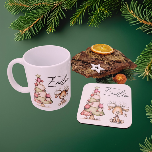 personalisiertes tassenset untersetzer. weiße keramiktasse weißer untersetzer mit tanne und rentier mit name patchworkzeichnung