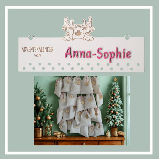 Personalisierter Adventskalender aus Holz mit Rentiergravur und Namen in Rosa oder Blau – Weihnachtsdeko zum Befüllen mit Jutebeuteln und Zahlenanhängern