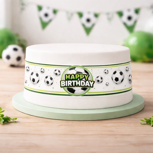 Fertig dekorierte Fußballtorte für einen Kindergeburtstag mit Tortenband im Fußball-Design als thematische Tortendeko.
