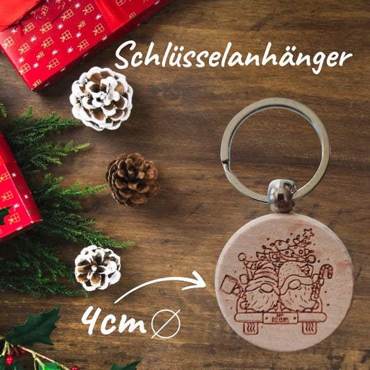 Runder Holz-Schlüsselanhänger wichtel Motiv wichtel auf  ladefläche mit tannenbaum.  Wichtelgeschenk kleine Aufmerksamkeit zu Weihnachten.