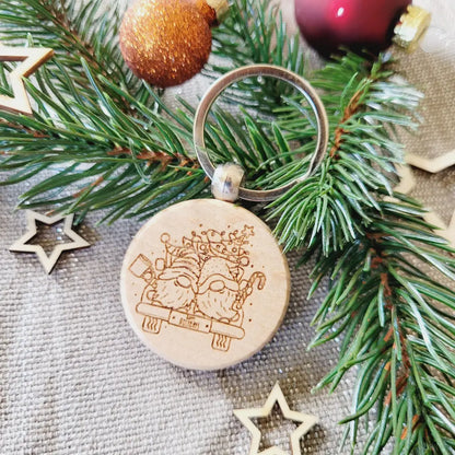 Holz-Schlüsselanhänger  rund 4 cm, mit graviertem wichtel-Motiv und stabilem Metallring, Weihnachtsgeschenkidee