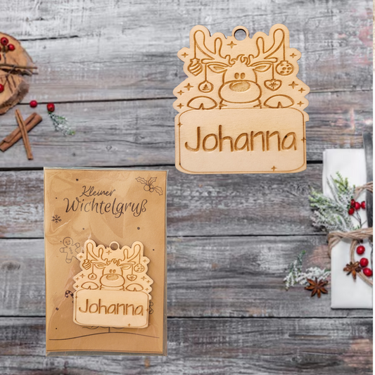 personalisierter holzanhänger mit rentier-motiv und namens gravur 