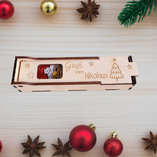 Gravierte Holzkiste mit weihnachtlichem Motiv – Geschenkbox passend für Schokolade oder Geld, Nikolaus- und Wichtelgeschenk Tanne 
