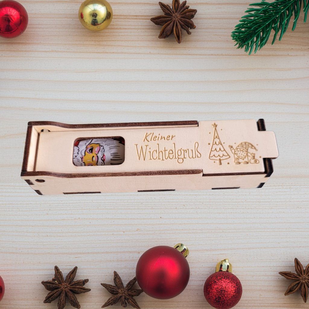 Hochwertige gravierte Holzkiste aus Birken- oder Pappelholz – perfekte Geschenkbox für Schokolade, Geld oder kleine Überraschungen. Ideal für Nikolaus, Wichteln und Weihnachten. Verschiedene Motive, handgefertigt und dekorativ.