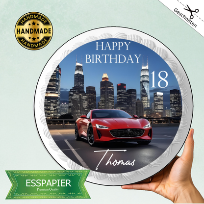 Runder essbarer Tortenaufleger (ca. 20 cm) mit rotem Sportwagen vor nächtlicher Skyline, Aufschrift „Happy Birthday“ – Name und Zahl individuell wählbar.