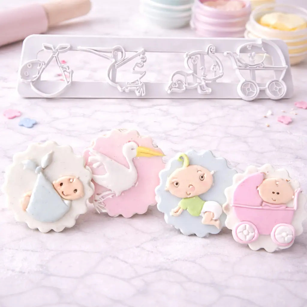 „Fondant Ausstecher Baby Motive mit vier Designs – Baby, Storch, krabbelndes Kind und Kinderwagen“