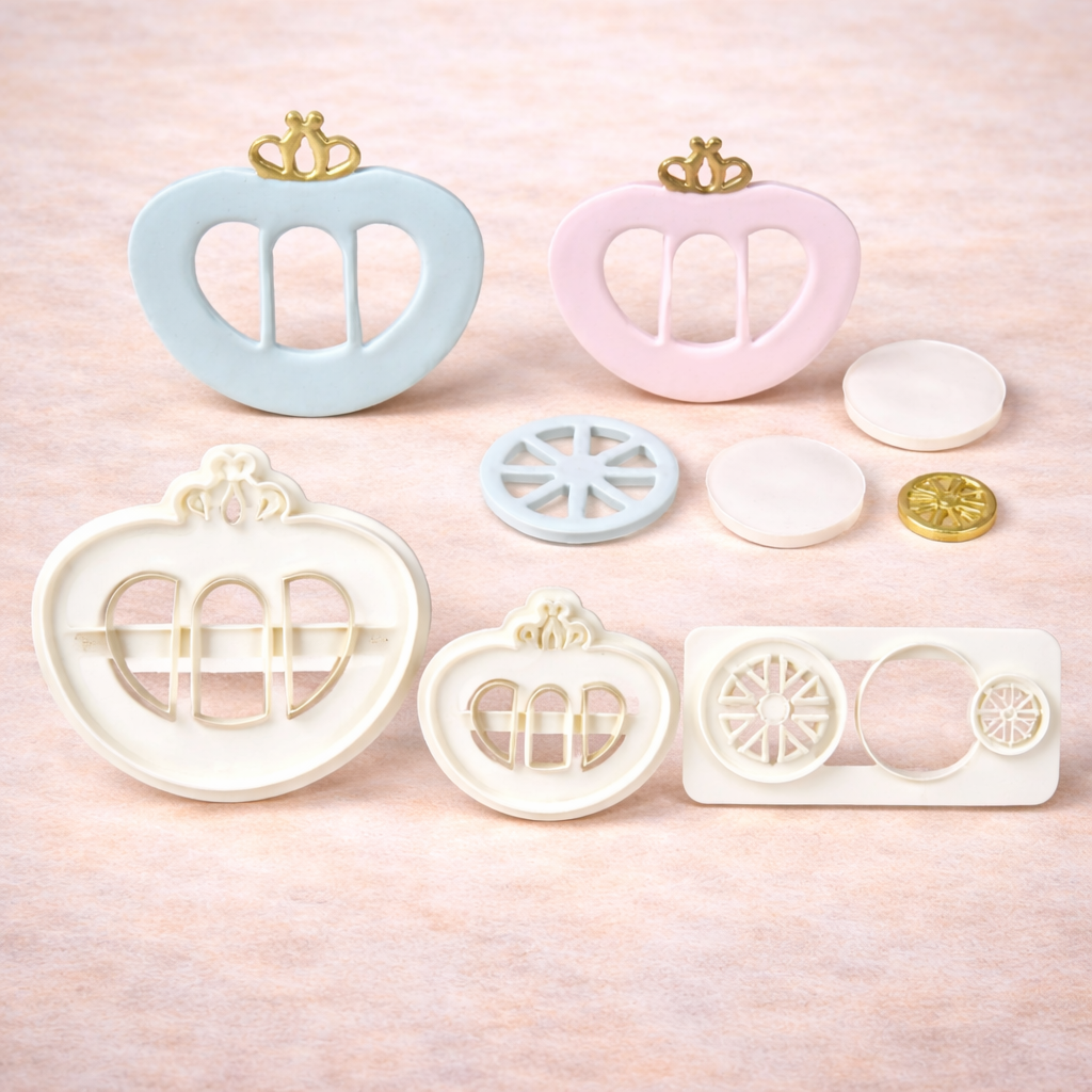 Anwendung der Ausstecher Kürbiskutsche auf Torte und Muffins mit Größenangaben