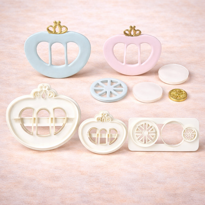 Anwendung der Ausstecher Kürbiskutsche auf Torte und Muffins mit Größenangaben