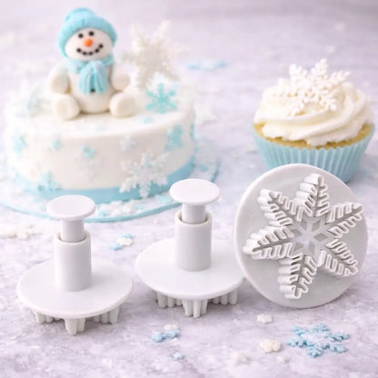 „Fondant Ausstecher Schneeflocken 3-teilig – drei Schneeflocken-Ausstecher in unterschiedlichen Größen mit winterlicher Torten- und Cupcake-Deko“