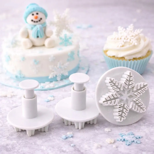 „Fondant Ausstecher Schneeflocken 3-teilig – drei Schneeflocken-Ausstecher in unterschiedlichen Größen mit winterlicher Torten- und Cupcake-Deko“
