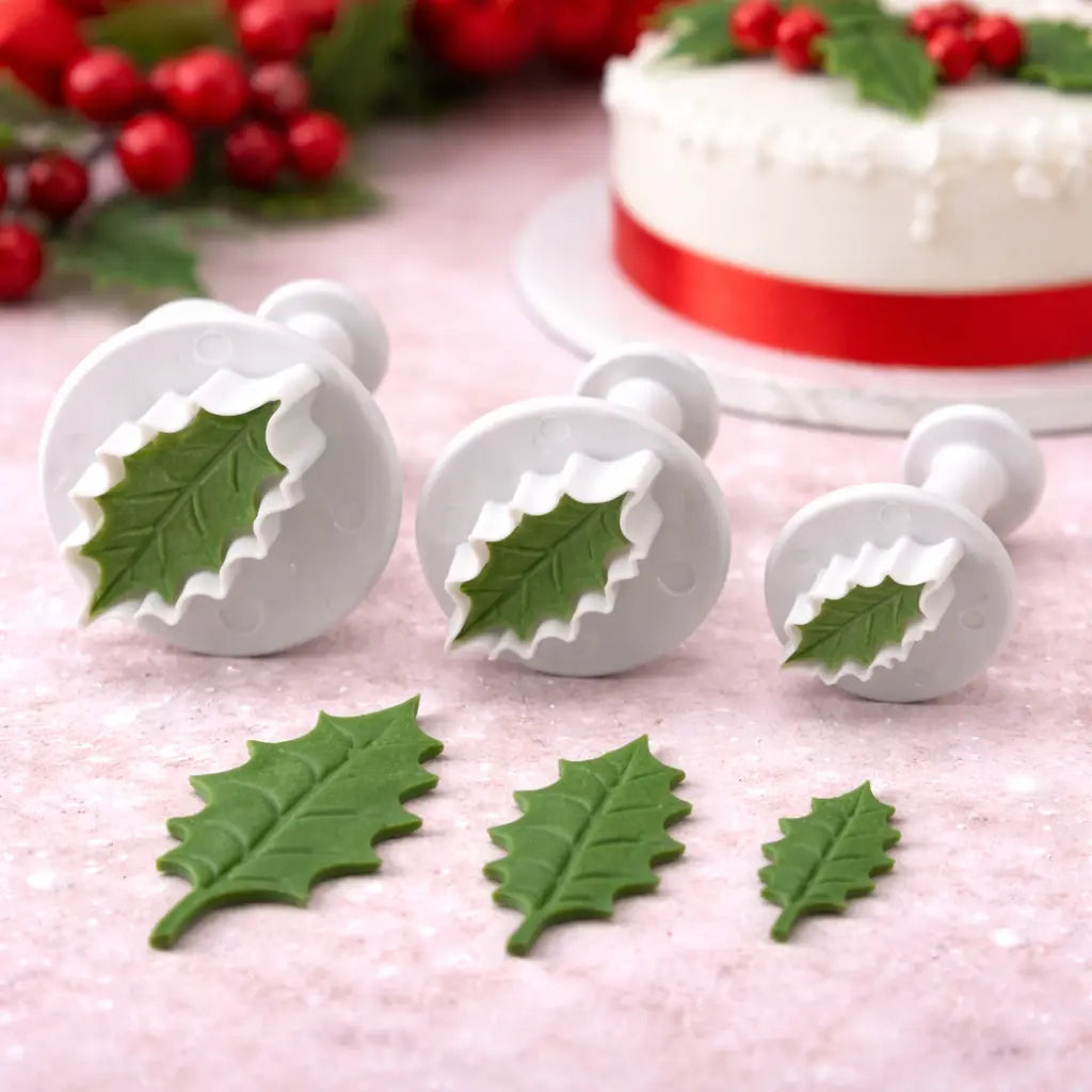 „Fondant Ausstecher Stechpalmenblatt 3-teilig – drei Blatt-Ausstecher in unterschiedlichen Größen mit weihnachtlicher Tortendeko“