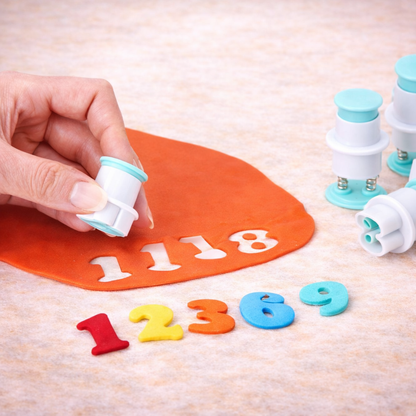 Anwendung der Ausstecher Zahlen 0–9 mit Auswerfer zum Ausstechen von Fondant