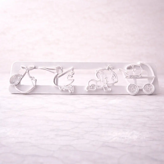 Baby Fondant Ausstecher mit vier Motiven im quadratischen 1:1 Format auf hellem Hintergrund gender reveal babyshower