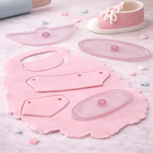 „Anwendung des Babyschuhe Fondant Ausstechers – ausgerolltes Fondant mit ausgestochenen Schuhteilen“