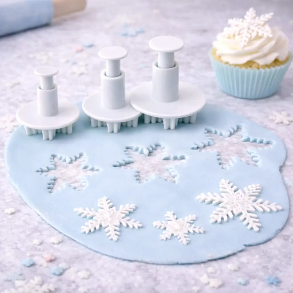„Anwendung der Schneeflocken Fondant Ausstecher – ausgerolltes Fondant mit ausgestochenen Schneeflocken“