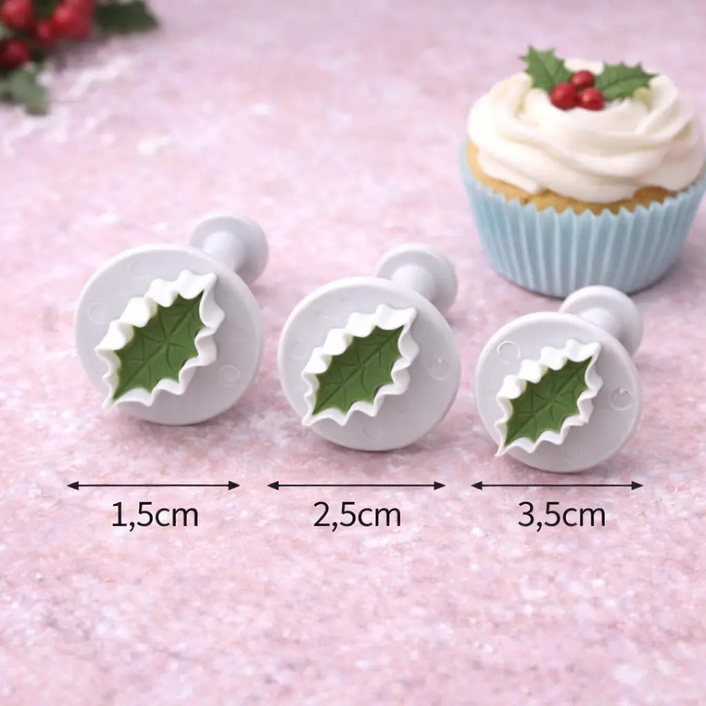„Stechpalmenblatt Fondant Ausstecher Set mit drei Größen – klein, mittel und groß – dargestellt mit Muffin zur Größenorientierung“