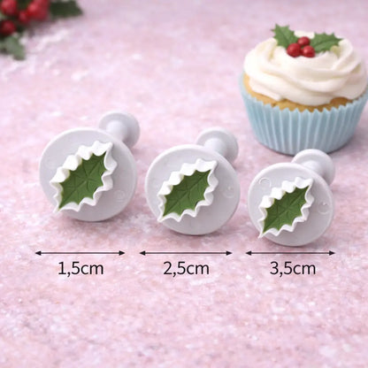 „Stechpalmenblatt Fondant Ausstecher Set mit drei Größen – klein, mittel und groß – dargestellt mit Muffin zur Größenorientierung“
